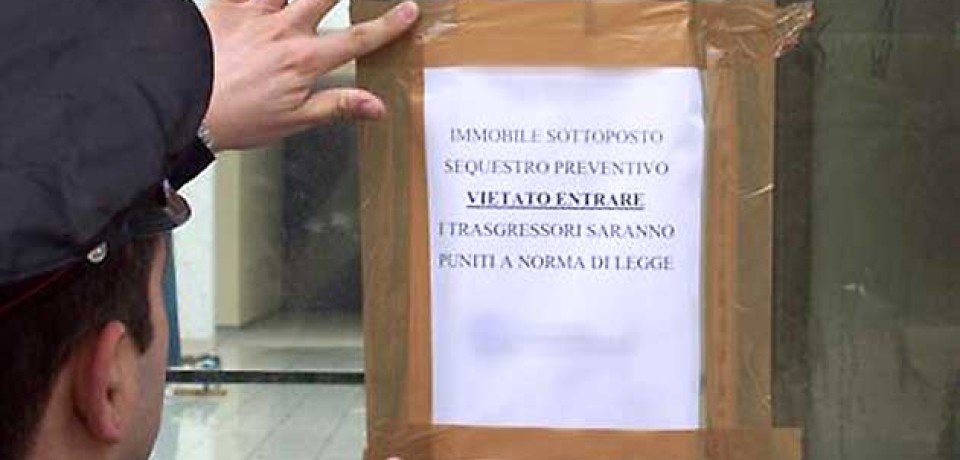 Minturno / Cercano di completare i lavori su una struttura già sequestrata: due denunce