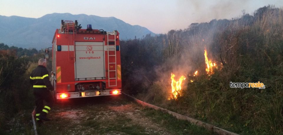 Fondi / Nove roulotte coinvolte in un incendio in un camping del litorale