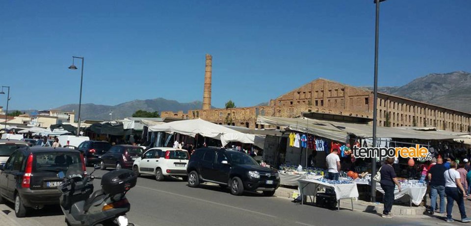 Scauri / Venditore ambulante tocca il seno a una minorenne, arrestato per violenza sessuale