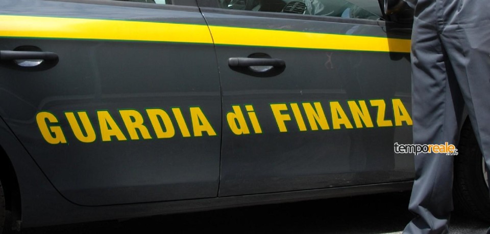 Sequestrate oltre 20mila paia di calzature contraffatte: denunciati dieci cinesi (video)