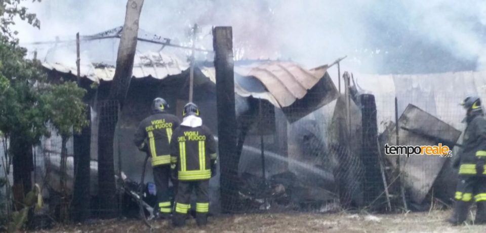 Minturno / Vasto incendio in un camping, probabile causa dolosa