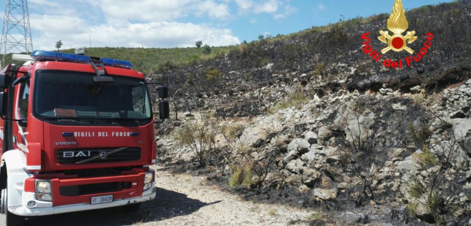Incendio a Santi Cosma e Damiano, bruciati 4 ettari di vegetazione in località Candole