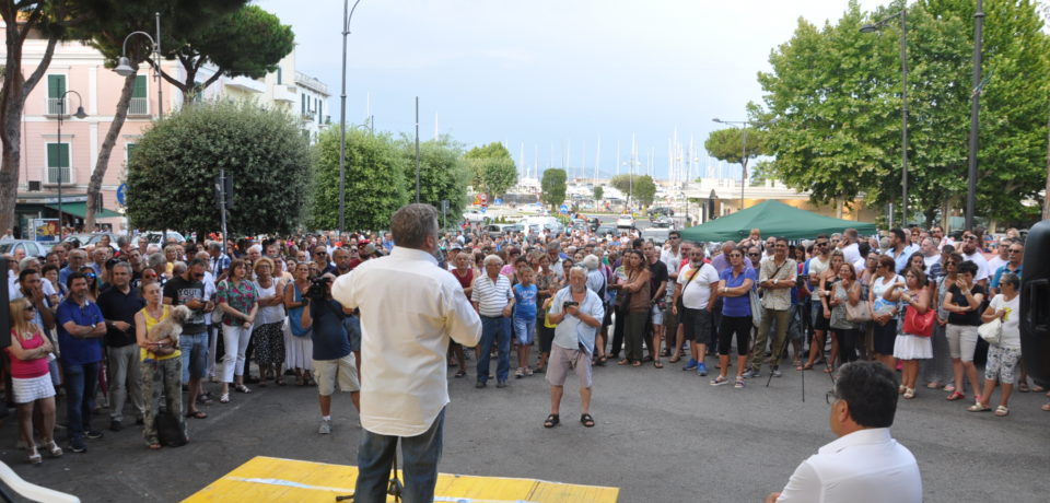 Gaeta / In centinaia in piazza contro Acqualatina. “Vergogna per chi non c’è” (video)