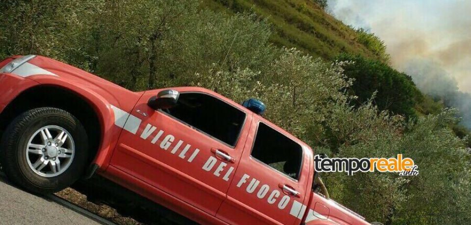 Gaeta / A fuoco una collina, lambite alcune abitazioni