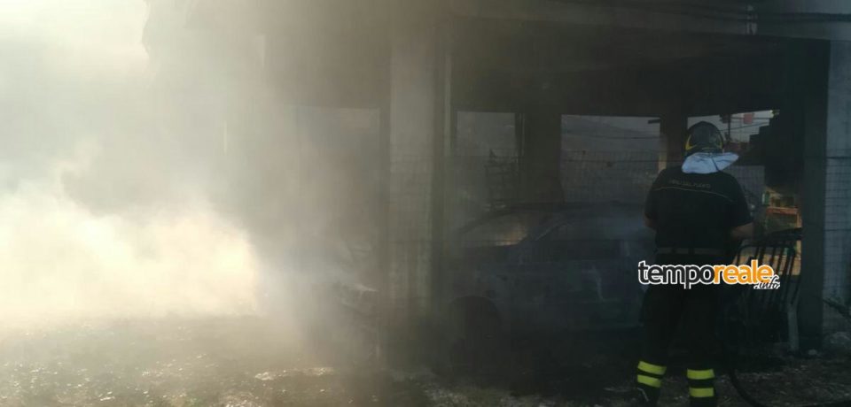 Santi Cosma e Damiano / Incendio attacca abitazioni una donna finisce in ospedale