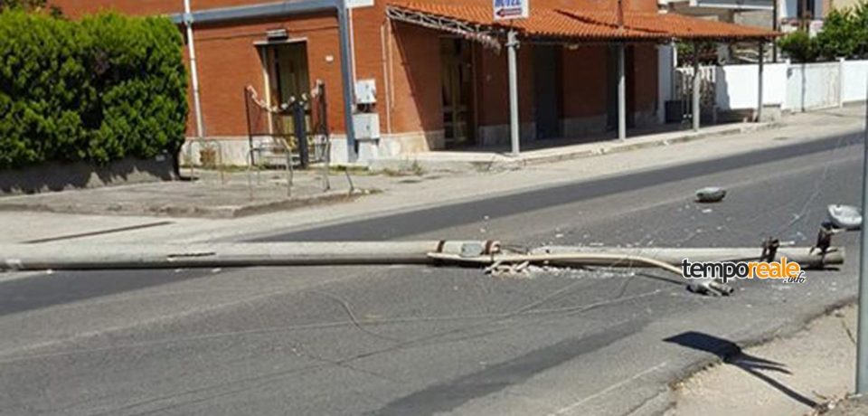 Minturno / Cade un palo della corrente elettrica sulla Via Appia