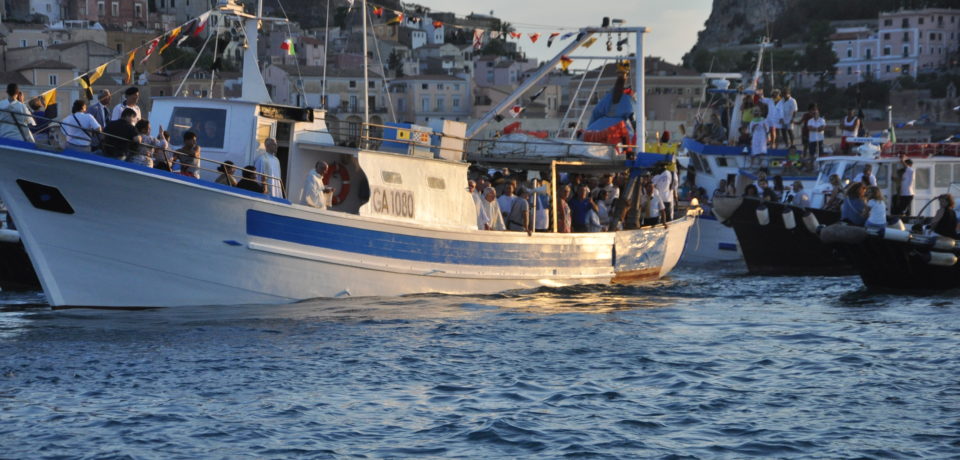 Gaeta / Porto Salvo, la “Madonna Nostra” rientra dalla processione a mare (video)