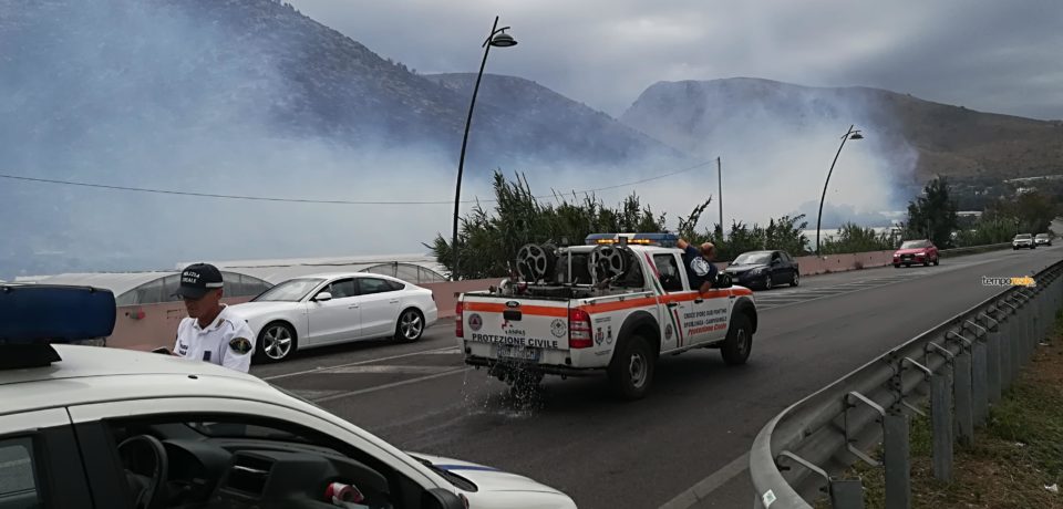 Sperlonga / Vasto incendio avvolge un’intera collina e distrugge serre