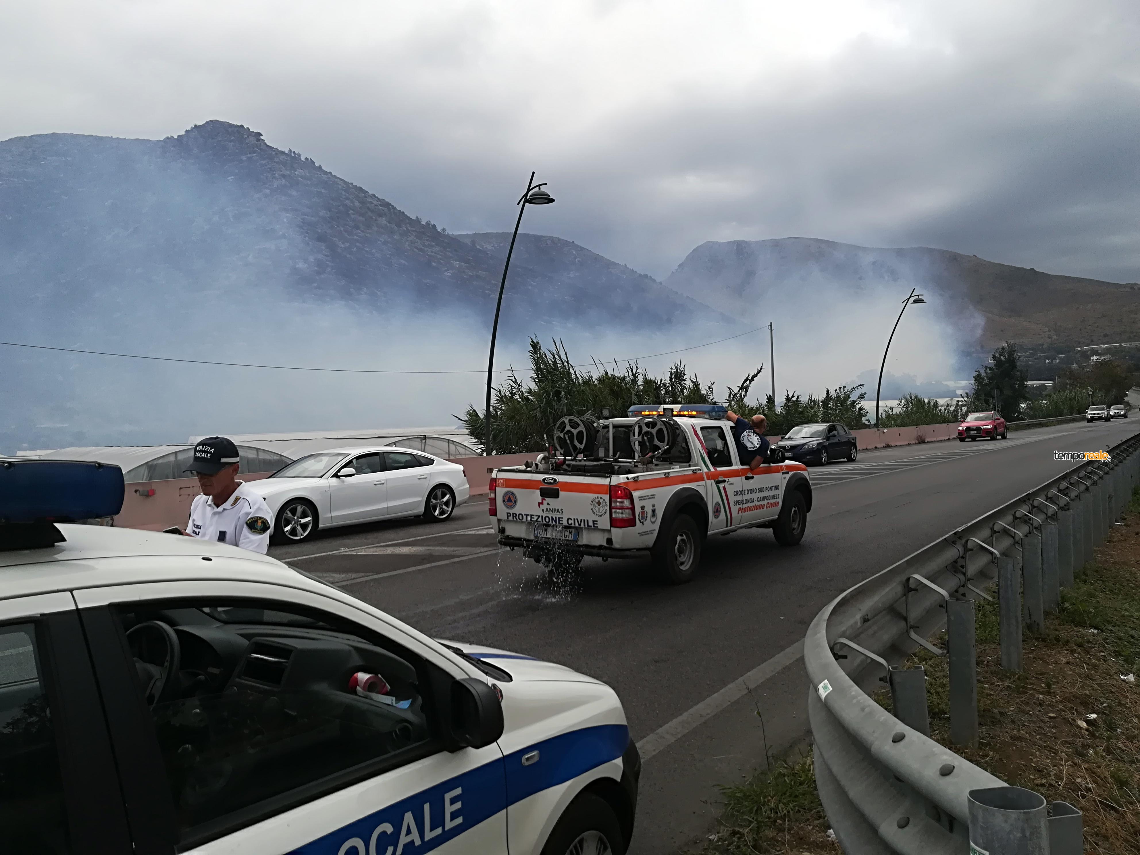 Sperlonga / vasto incendio avvolge unintera collina e distrugge ... Distrugge i rifiuti urbani