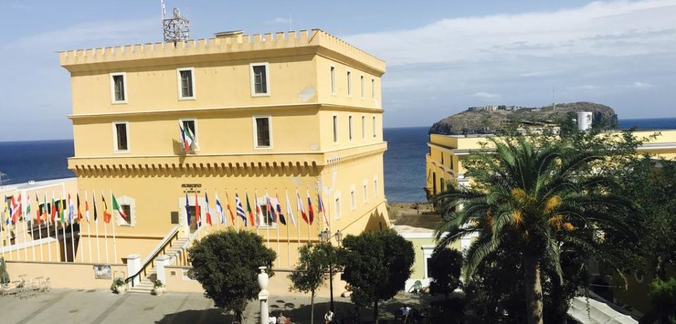 Ventotene / Ordinanza anti bikini: vietato girare in costume o a torso nudo per l’isola