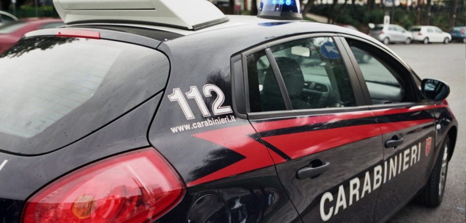 Fondi / Palpeggiano un anziano per estorcergli denaro, denunciate