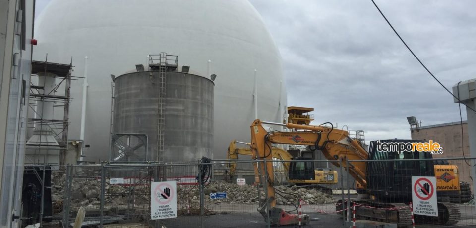 Nucleare, smantellato il camino della centrale del Garigliano (video)