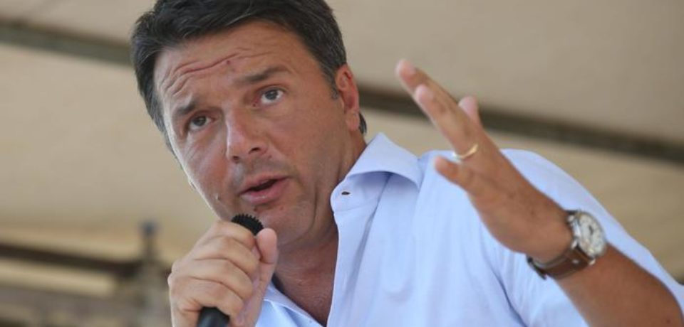 Renzi arriva alla stazione di Minturno-Scauri con il tour “Destinazione Italia”