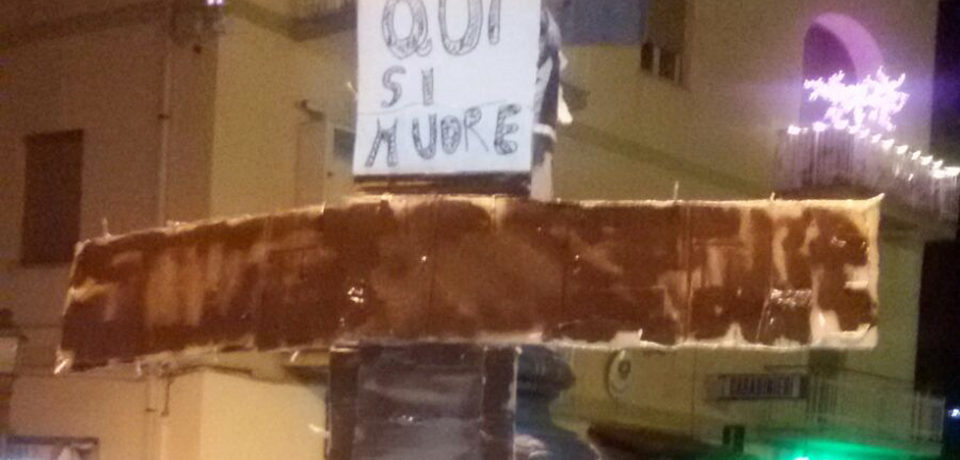 Minturno / Prosegue la protesta dei lumini cimiteriali, appare anche una croce: “Qui si muore”