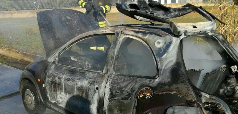 Minturno / Auto a fuoco in Via Peccennone, intervengono i pompieri