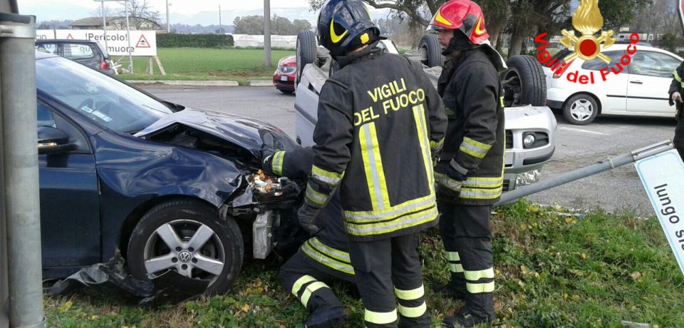 Terracina / Scontro tra due auto in Via Pontina, due feriti
