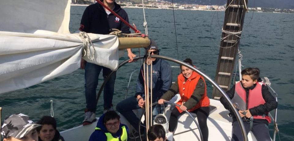 Minturno / “A vela con l’Ammiraglio”: una giornata in barca per i bambini dell’IC Sebastiani