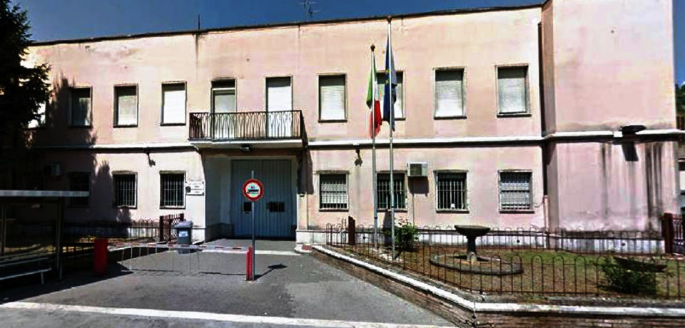 Cassino / Detenuto incendia la sua cella in carcere: due agenti intossicati