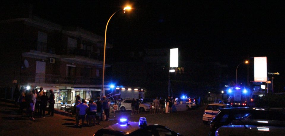 Formia / Spiaggia umida a Ferragosto, i vigili del fuoco spengono un falò… in casa