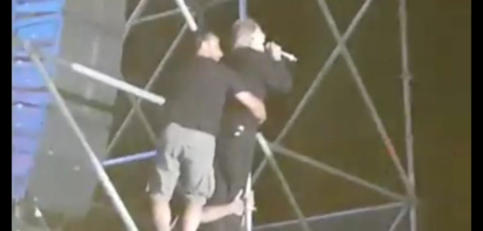 Gaeta / Arena Virgilio: Nino D’Angelo si arrampica sul traliccio rischiando di cadere (video)