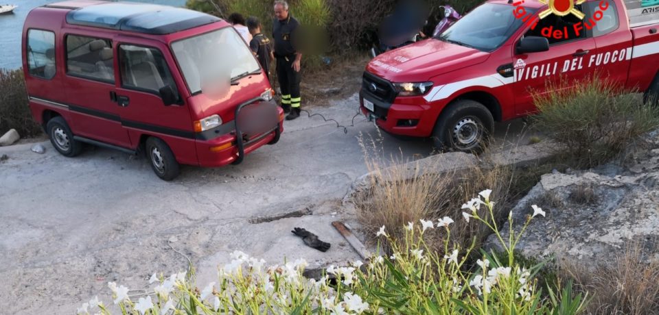 Ponza / Pulmino finisce in una scarpata, recuperato dai vigili del fuoco