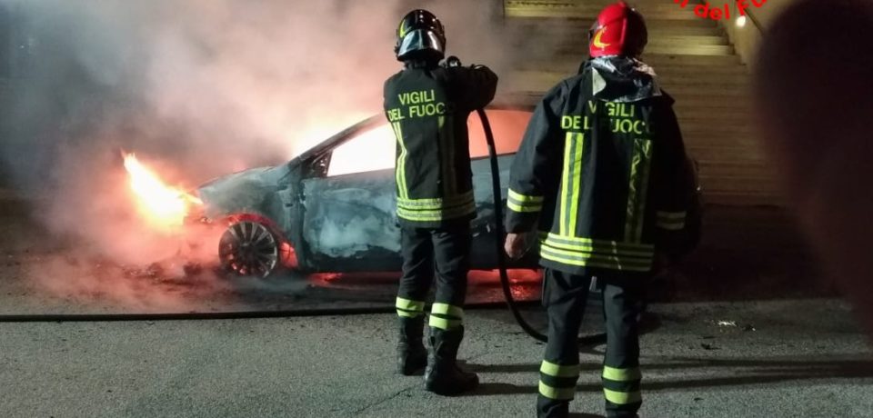 Itri / A fuoco un’auto, intervengono i vigili del fuoco
