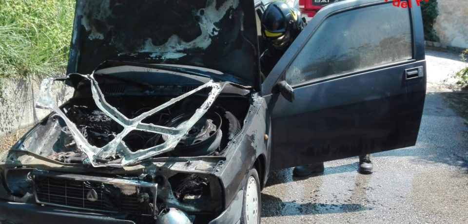 Minturno / Incendio di un’auto in Via Sauzo, intervengono i vigili del fuoco