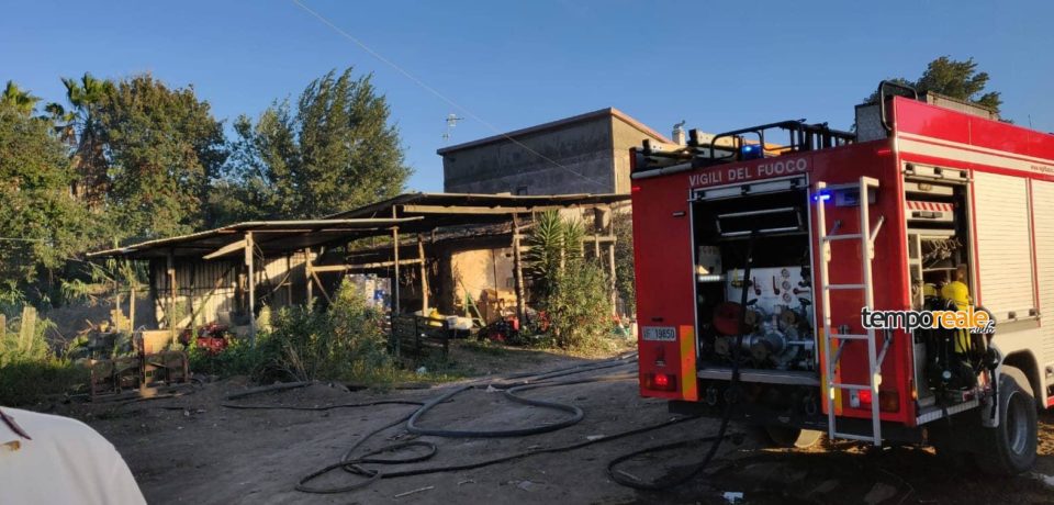 Scauri / A fuoco un capannone agricolo e discariche abusive