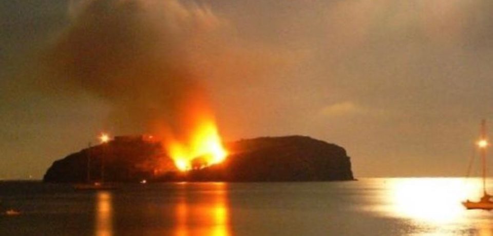 Ventotene / Incendio sull’isola di Santo Stefano a causa di una mongolfiera di Santa Candida