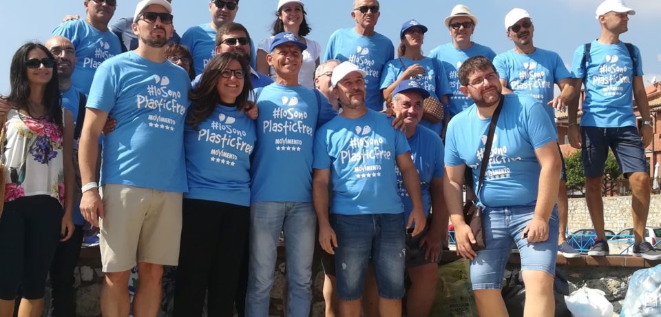 Formia / #Iosonoplasticfree, oltre 50 attivisti del M5S sulla spiaggia di Vindicio