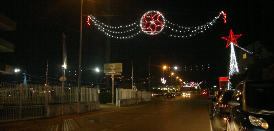 Formia / I commercianti non finanziano gli addobbi natalizi