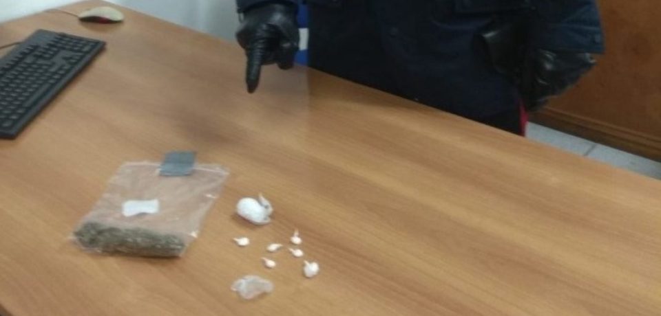 Scauri / Beccato con la droga negli slip, arrestato 21enne