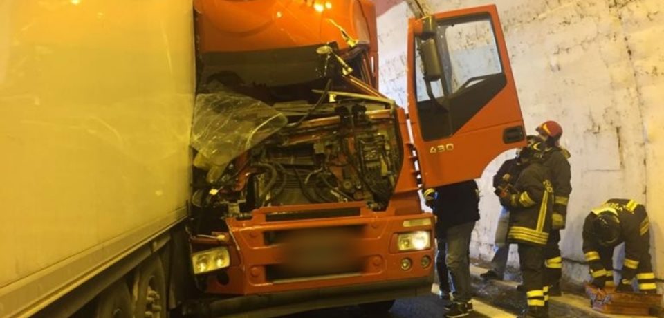 Terracina / Incidente sotto la galleria, scontro tra tre tir e un’auto