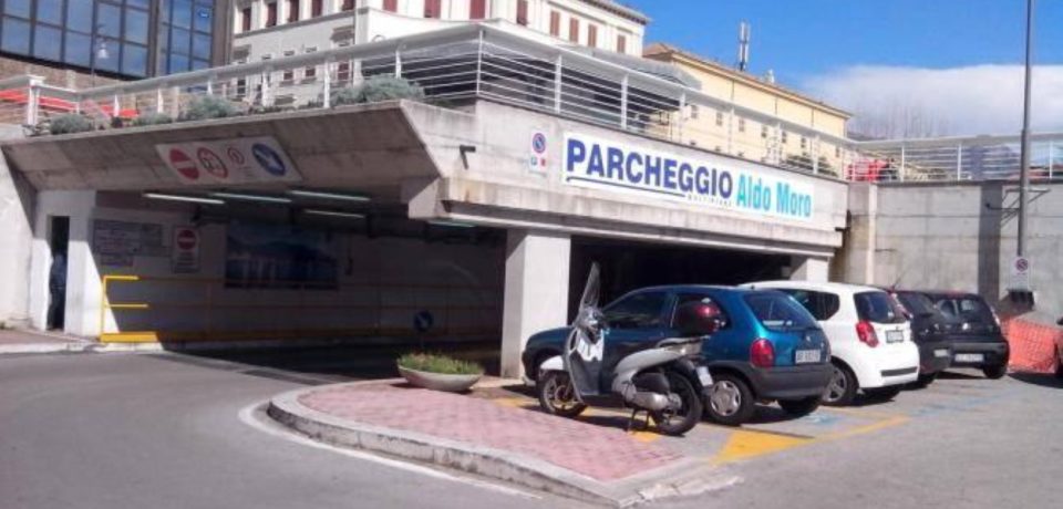 Formia / Parcheggio multipiano, primi disagi per il cambio di gestione