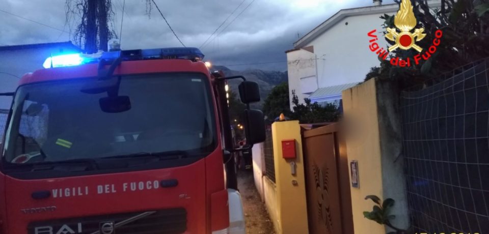 Formia / Resta incastrato con la testa nel cancello, soccorso dai vigili del fuoco