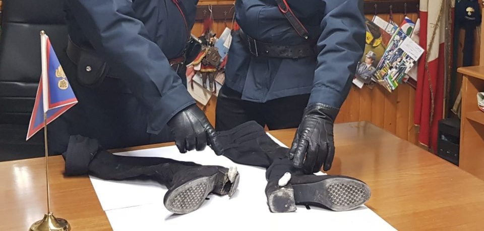 Fondi / Nascondeva eroina nei tacchi degli stivali, arrestata una donna
