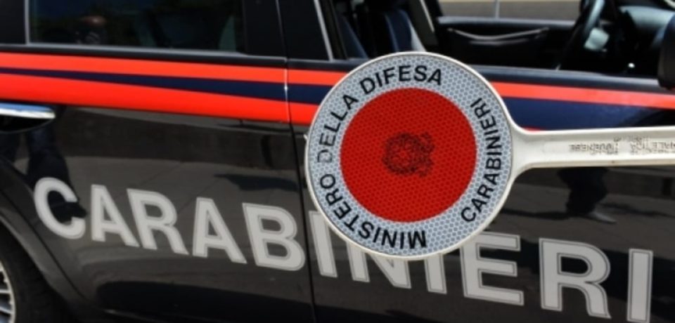 Minturno / Gira per le case chiedendo donazioni per una Onlus, allontanato 30enne di Napoli