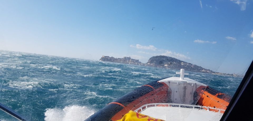 Minturno / Mare in burrasca, la Guardia Costiera salva due diportisti (video)