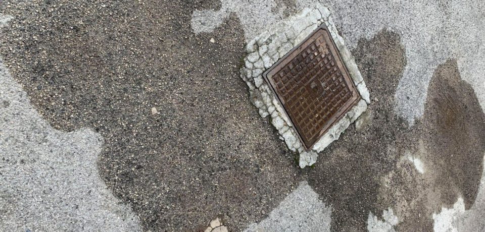 Minturno / Acqua torbida dai tombini di Via Pastino Grande, le segnalazioni dei residenti