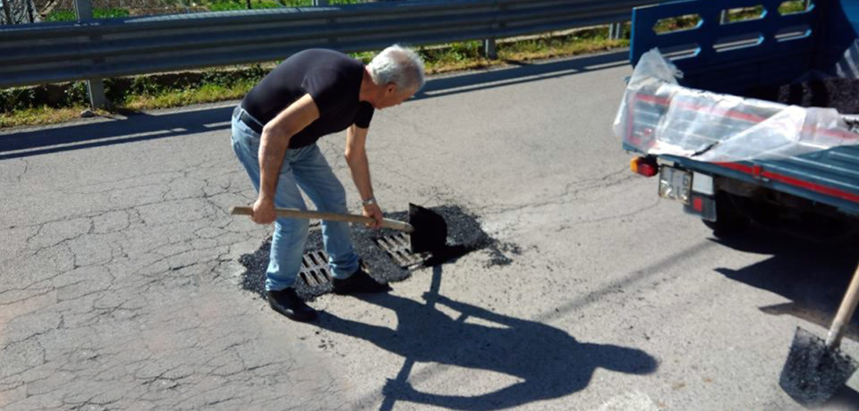 Formia / Buche per le strade ma il Comune non interviene: ci pensano i residenti di Acqualonga