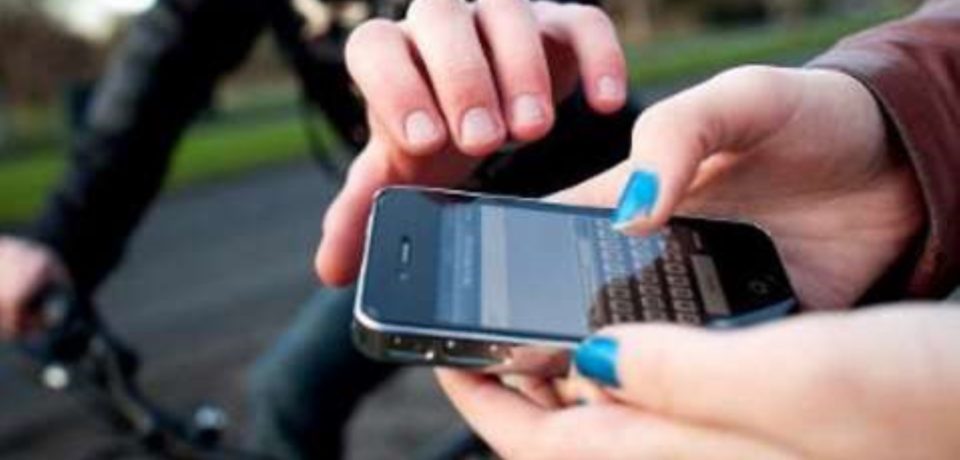 Formia / Rubano il cellulare a una coetanea e chiedono il riscatto, denunciati due minorenni