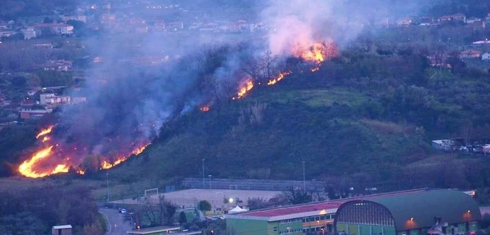 Formia / Paura a Penitro per un vasto incendio