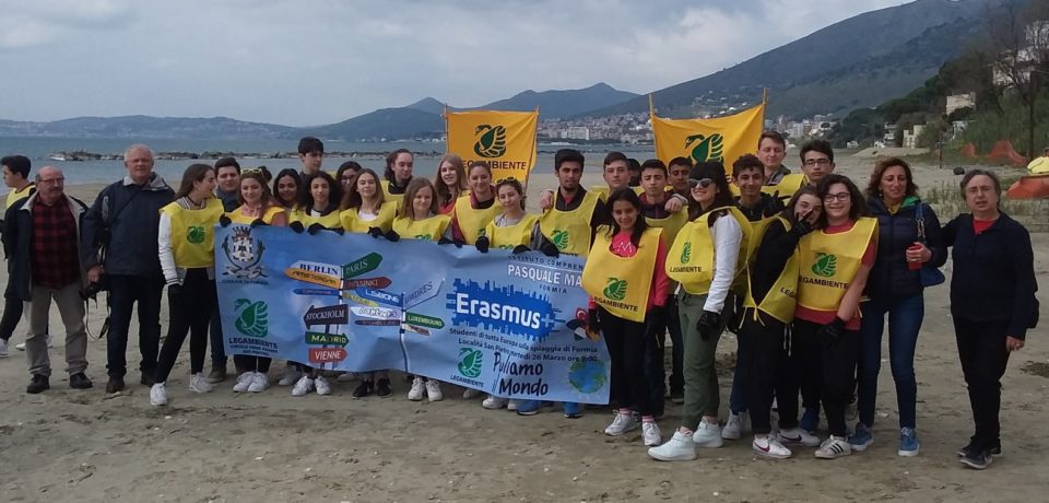 Formia / “Puliamo il Mondo 2019”, trenta ragazzi scendono in spiaggia per l’ambiente