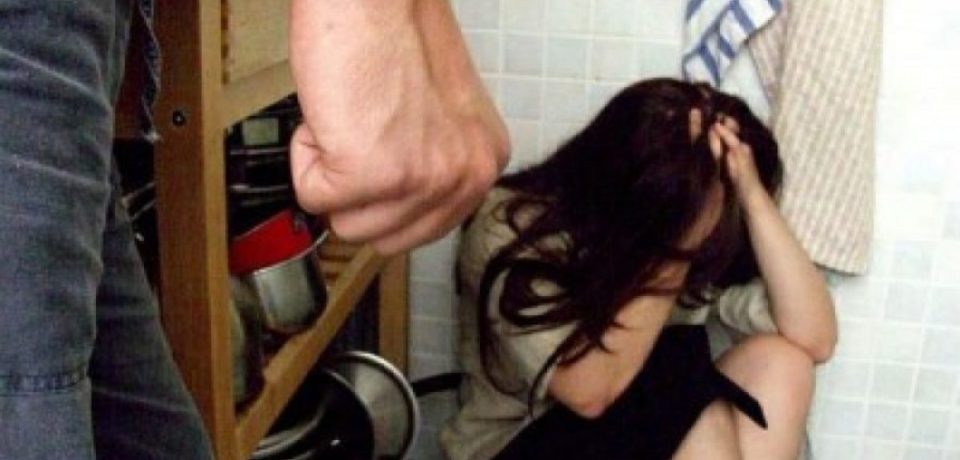 Formia / Tenta di strangolare la moglie, arrestato 37enne