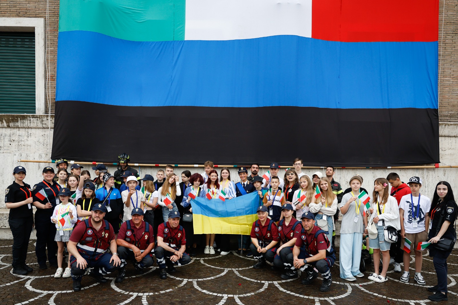 Latina / Festa della Repubblica: polizia invita ragazzi ucraini orfani di poliziotti alle celebrazioni provinciali