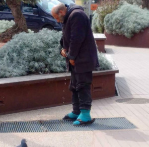 clochard-che-urina-per-strada-2