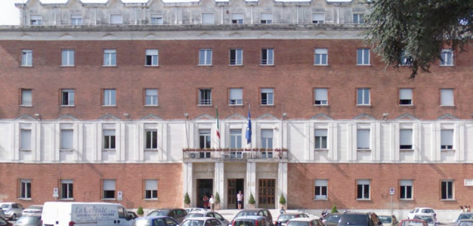 Gaeta / Crolla un palo della luce, nessun ferito