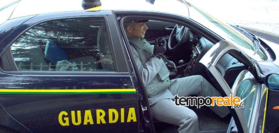 Formia / Blitz a Sant’Erasmo della Finanza, arrestato latitante e denunciati due ambulanti