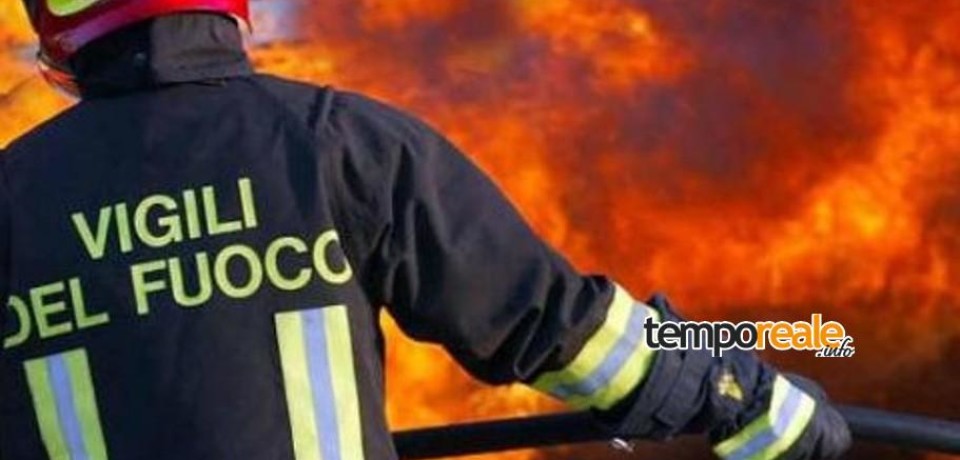 Ventotene / Vasto incendio distrugge due capannoni agricoli