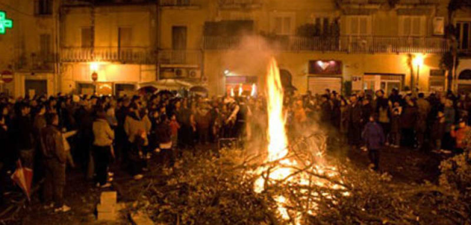 A Itri i suggestivi Fuochi di San Giuseppe tra musica e folklore